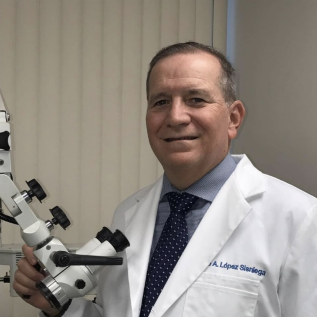 El Dr. José Alberto López Sisniega junto al microscopio con que explora el oído