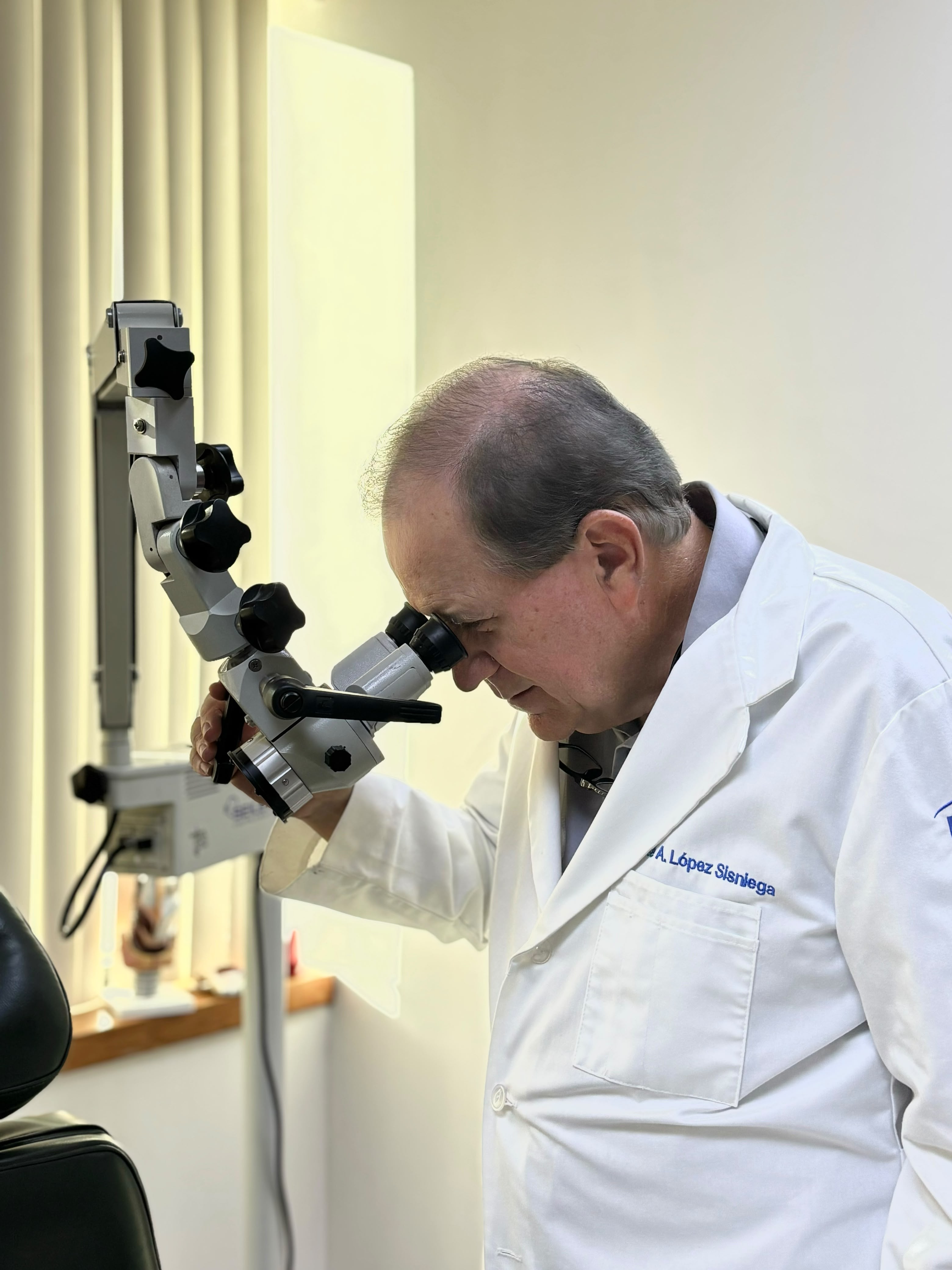 Exploración de oído con microscopio en el consultorio